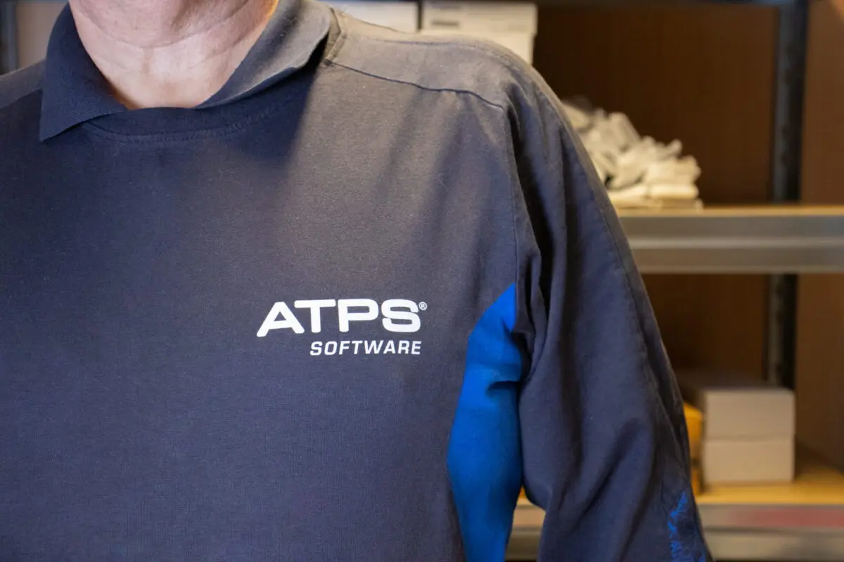 logo van ATPS op een trui