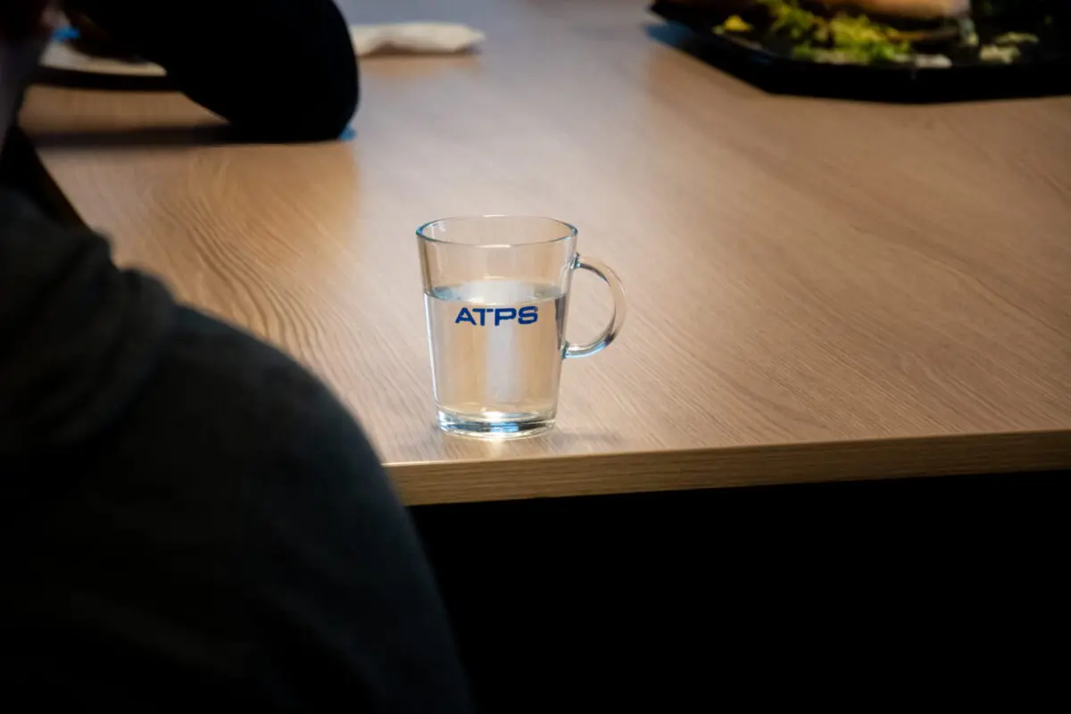 Theeglas met ATPS logo
